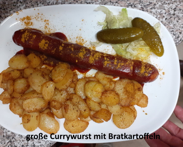 gro�e Currywurst mit Bratkartoffeln